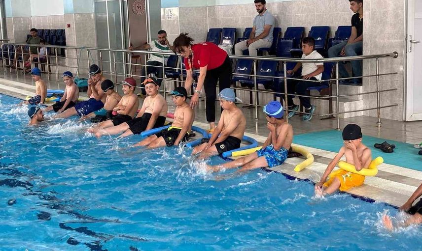 Patnos'ta 'yüzme bilmeyen kalmasın' projesiyle çocuklar yüzme öğreniyor