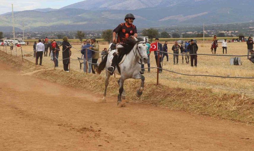 Kızılcabölük'te rahvan at yarışlarına büyük ilgi