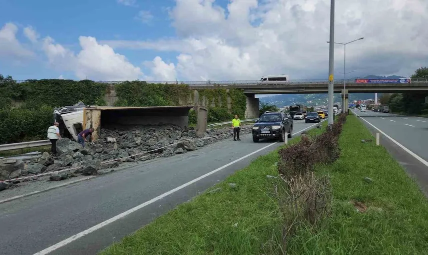 Rize'de taş yüklü kamyonlar çarpıştı: 3 yaralı