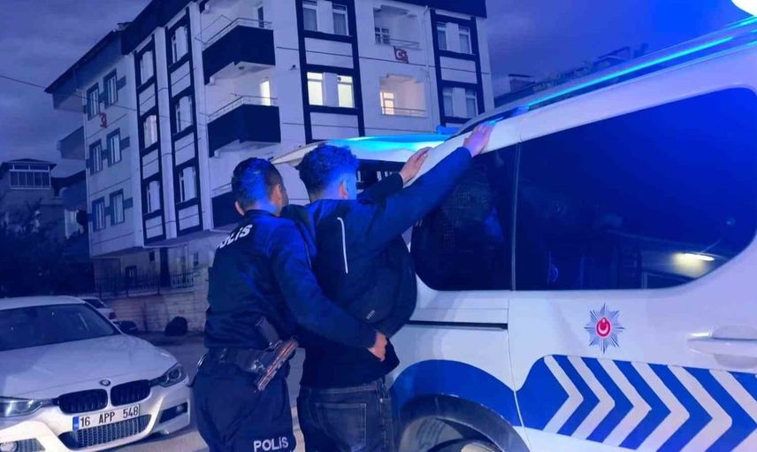 Kopya düzeniyle ehliyet sınavına giren genç gözaltına alındı