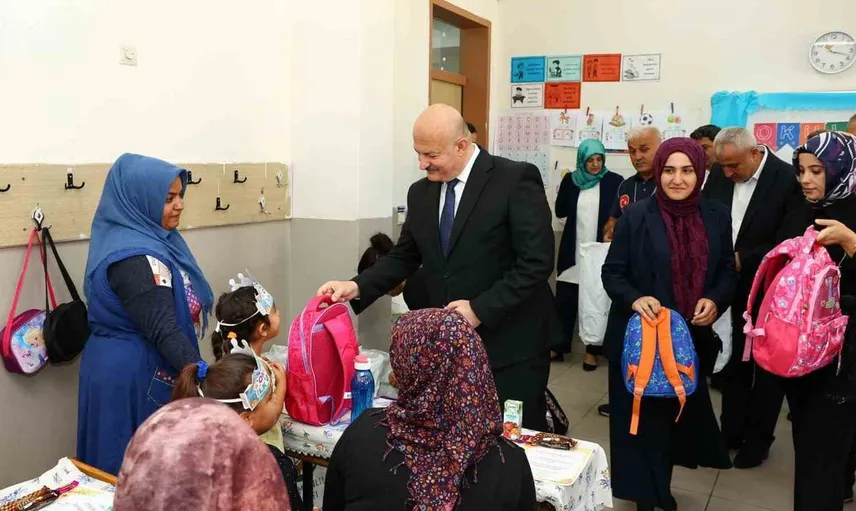Adıyaman'da ilkokul öğrencilerine kırtasiye seti desteği