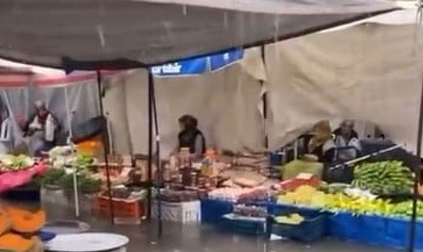 Alanya’da sağanak yağmur pazarı su bastı