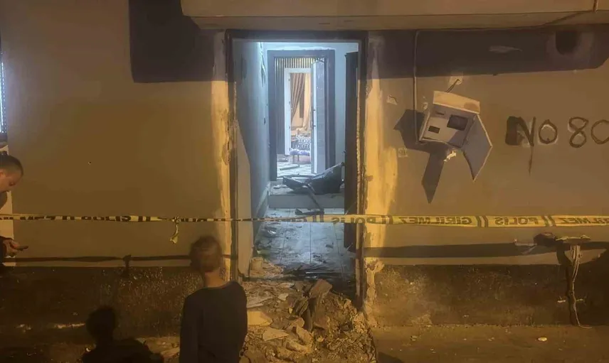 Adana'da motosikletli saldırganlar eve el yapımı patlayıcı attı