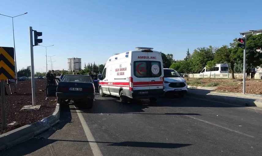 Kilis'te kaza: kırmızı ışığı geçen otomobil motosikletliye çarptı, 1 kişi hayatını kaybetti