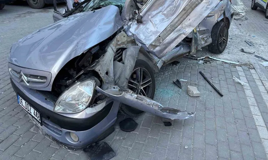 Ankara'da beton mikseri ile otomobil çarpıştı: 5 yaralı hastaneye kaldırıldı