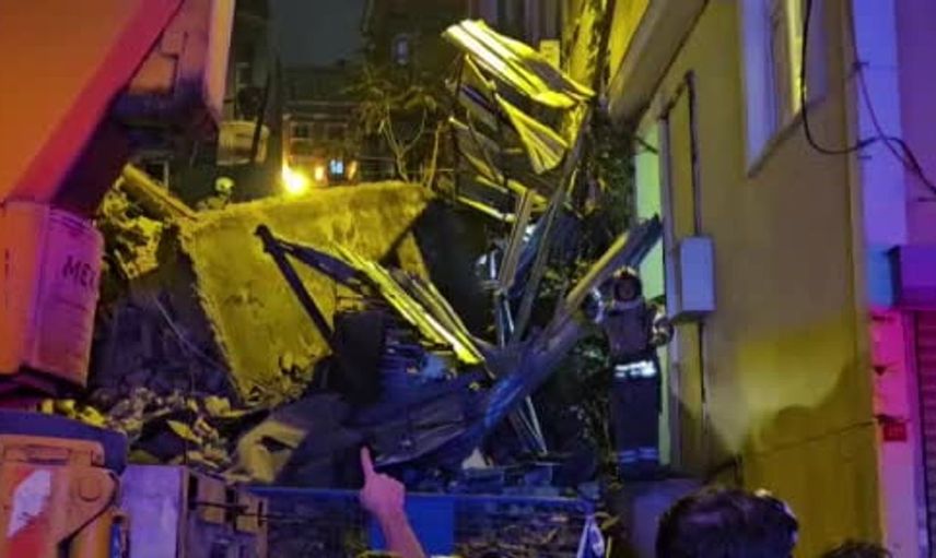 Beyoğlu'nda çökme tehlikesi: Metruk bina yerle bir oldu