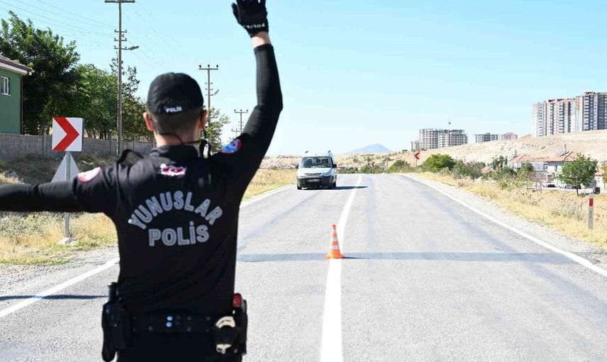 Karaman'da polis denetimlerinde 22 kişi gözaltına alındı, 13'ü tutuklandı