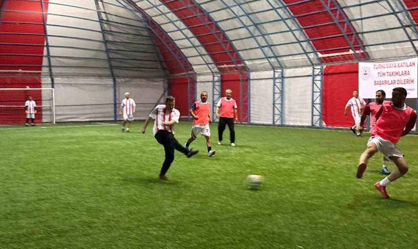 Bitlis'te şehitler anısına düzenlenen futbol turnuvası heyecanı başladı