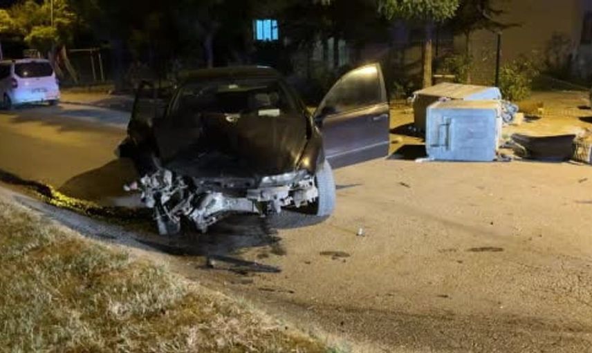 Edirne'de kontrolden çıkan otomobil park halindeki araca çarptı