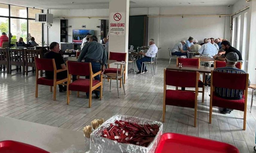 Yazın vazgeçilmez durağı: emekliler kafeteryaları