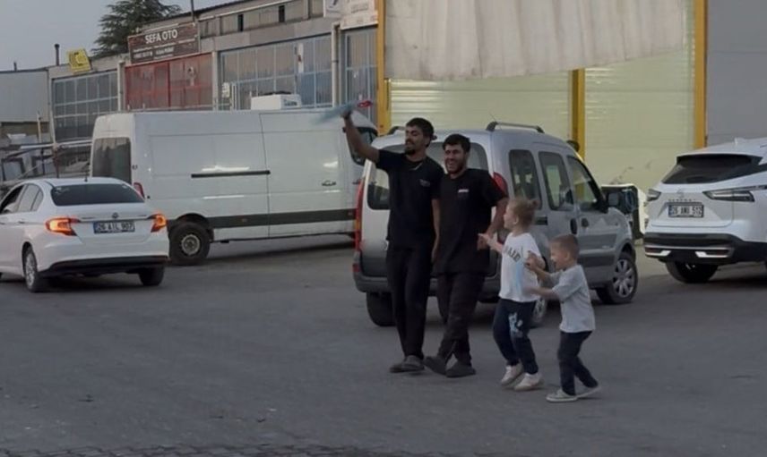 Eskişehir'deki tamir atölyesinde halay çekme anları
