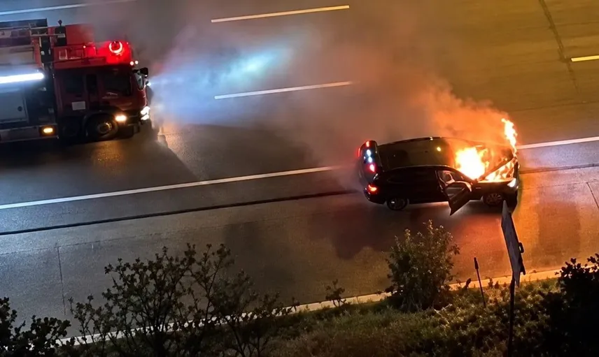 Bursa'da bir lüks otomobil yangından kurtuldu