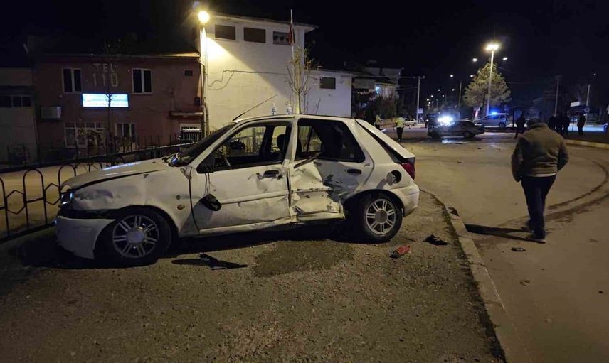 Isparta'da kavşakta meydana gelen kaza sonucu 3 kişi yaralandı