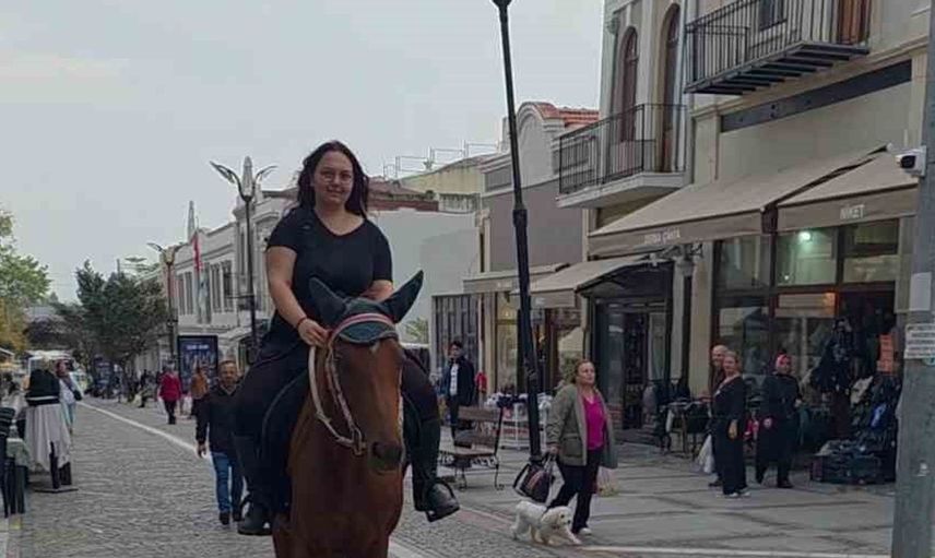 Edirne'de atıyla dolaşan kadın, caddelerde renkli görüntüler oluşturdu