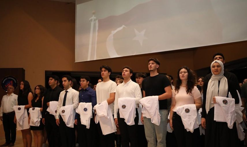 Akdeniz Üniversitesi'nde hekim adayları beyaz önlüklerini gururla giydi