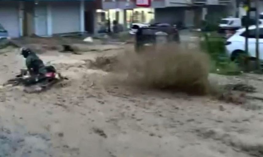 İstanbul'daki sel felaketinde motokuryenin dramatik anları kaydedildi