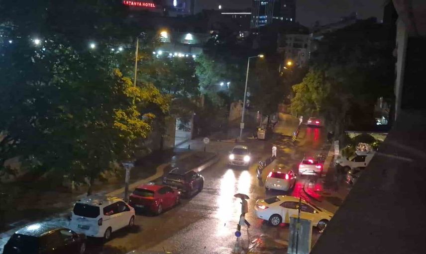 Ankara'da aniden bastıran yağmur sokakları suyla doldurdu