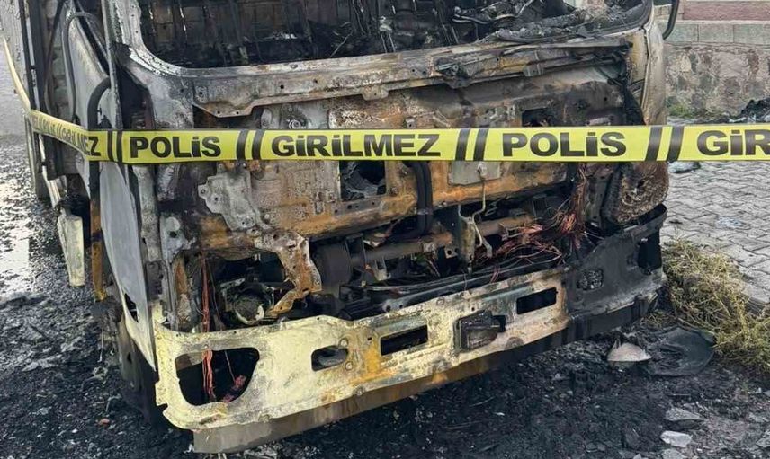 Konya'da park halindeki kamyonet ateşe verildi