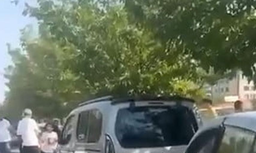 Diyarbakır'da otomobil park halindeki 4 araca çarparak durdu