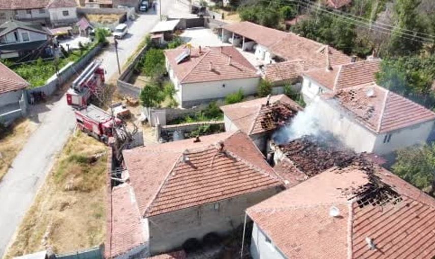 Tandırda çıkan yangın 3 evin çatısına sıçradı