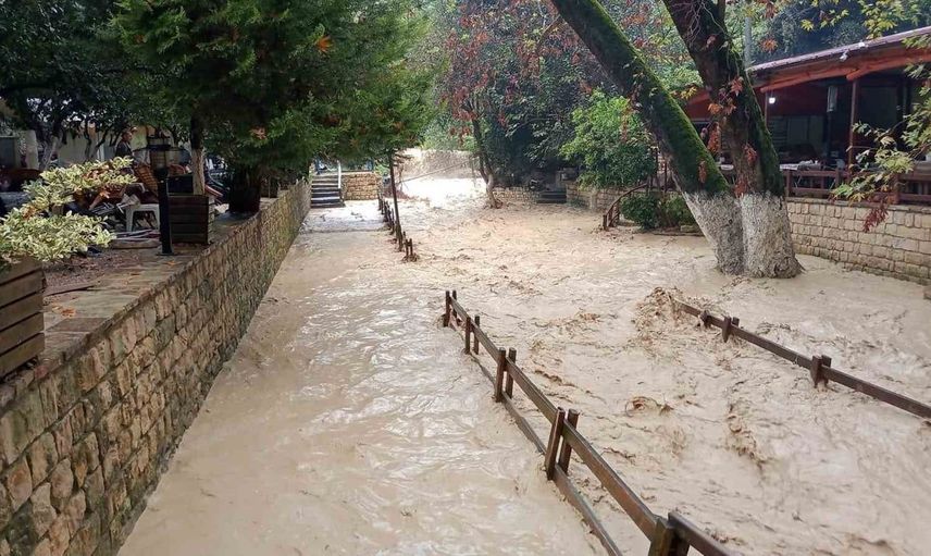 Yağmur sonrası taşan dere çay bahçesini su altında bıraktı