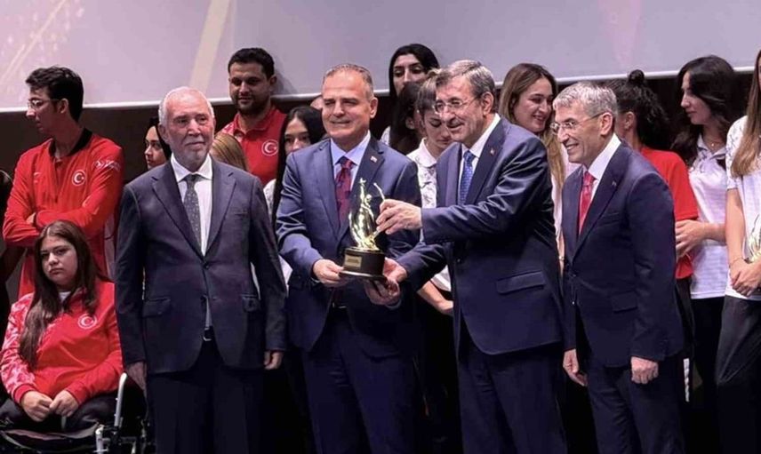 Muğla Valisi Dr. İdris Akbıyık'a spora destek ödülü