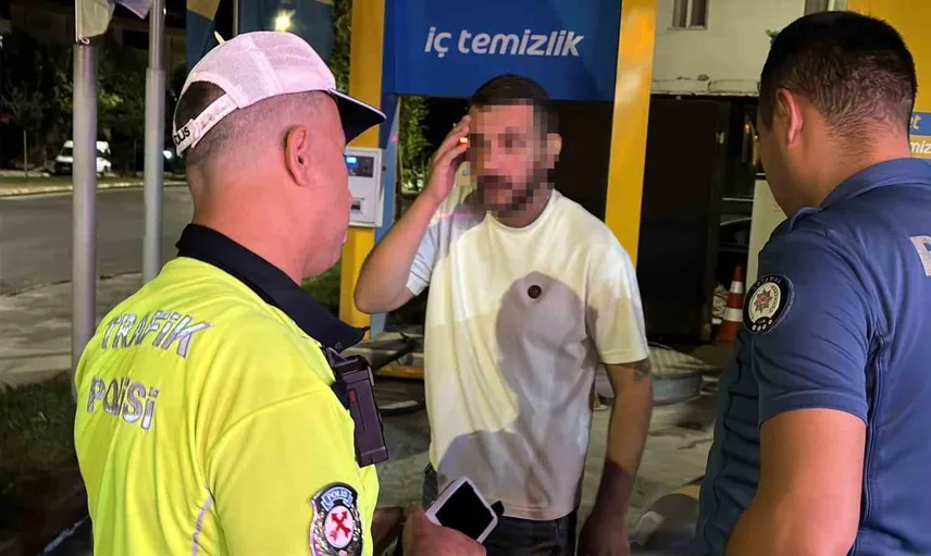 Alkollü sürücü park halindeki araca çarptı, polis tarafından yakalandı