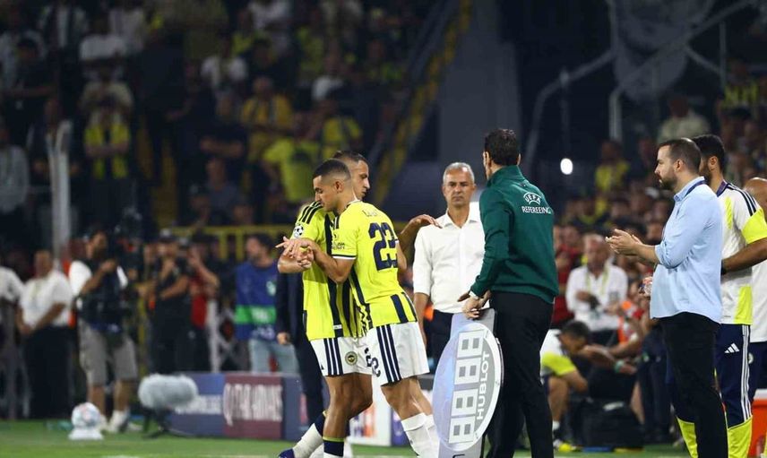 Fenerbahçe-Roma maçında sakatlanan Bartuğ Elmaz oyundan çıktı