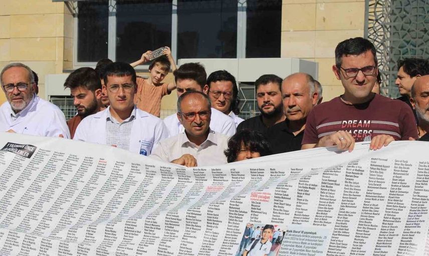 Kayseri'de çocukların anısına dev pankart açıldı: Gazze'de hayatını kaybeden 21 bin 500 çocuk anıldı
