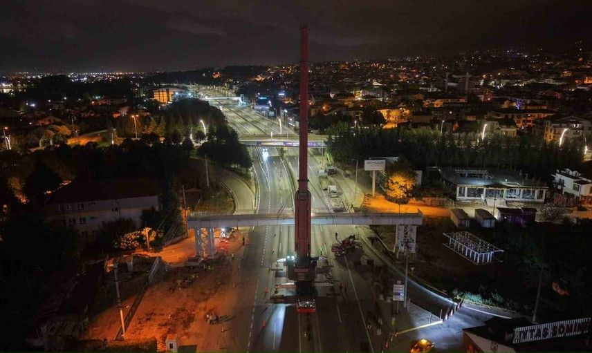 Başiskele Kavşağı'nda gece operasyonuyla 80 tonluk tabliye başarıyla yerleştirildi