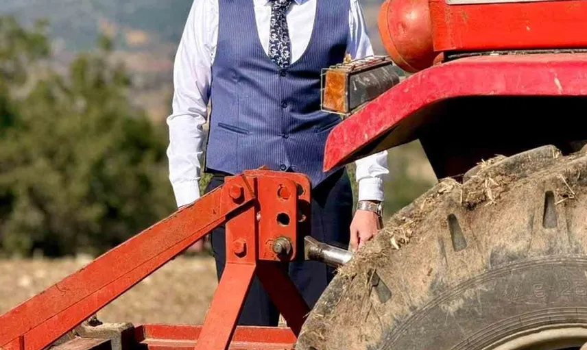 Kaymakam Ertuğrul Arslan, traktörle tarla sürerek tarımsal faaliyete destek verdi