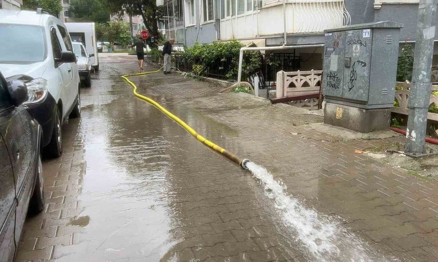 Bursa'da sel suları apartmanları etkiledi: 90 yaşındaki vatandaşa yardım seferberliği
