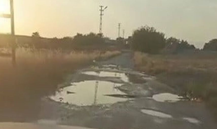 Adıyaman'daki köy yolunda çökme ve çukurlar sürücüleri zor durumda bırakıyor
