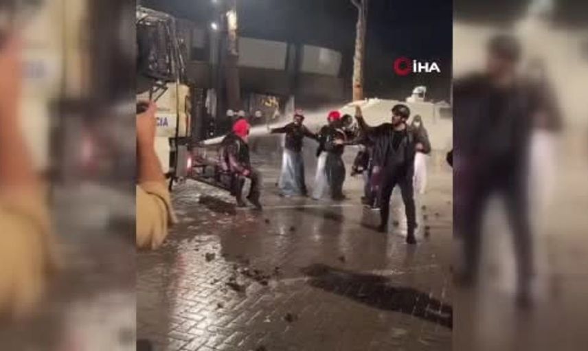 Arnavutluk'taki protestoların 8. gününde gergin anlar: Polis ve göstericiler arasında arbede