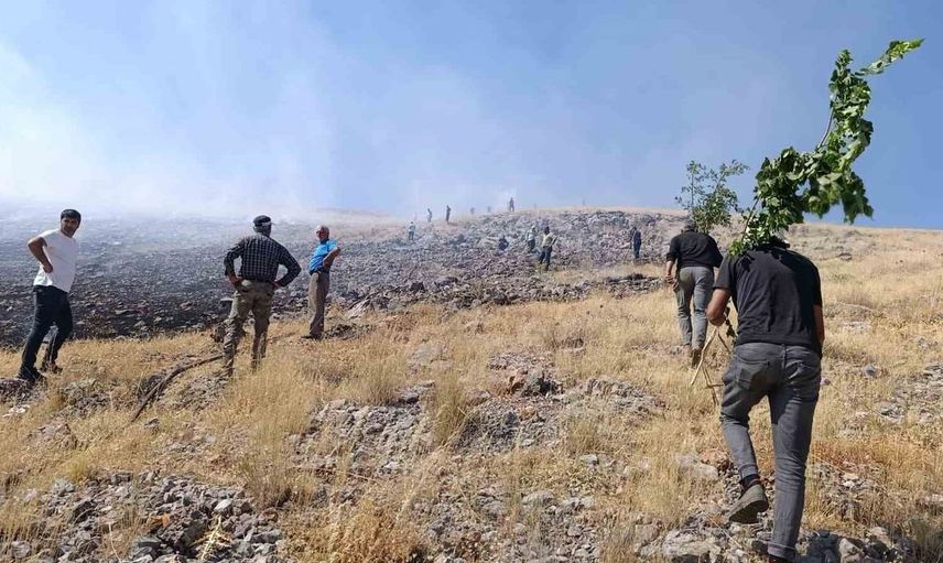 Malatya’da anız yangını kontrol altına alınmaya çalışılıyor