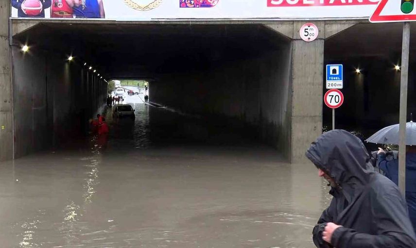 Sultangazi'de sağanak yağış alt geçidi kapladı, araçlar suda mahsur kaldı