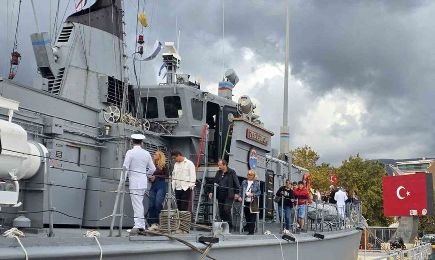 Erdek açıklarında halkı bilgilendiren mayın avlama gemisi TCG Edincik ziyarete açıldı