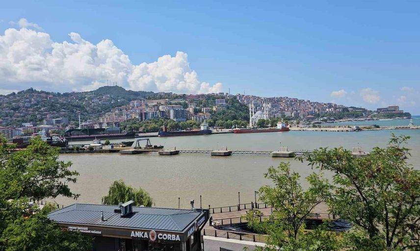 Zonguldak'ta sağanak sonrası denizin rengi değişti