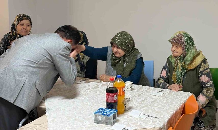 Tosya'da huzurevi sakinleri için özel pasta kesimi