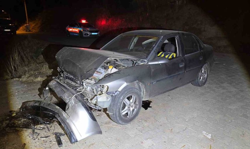 Uçurumdan yuvarlanan aracın sürücüsü, itfaiye ekipleri tarafından kurtarıldı
