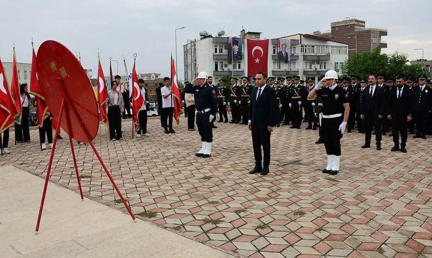 Silopi'de Cumhuriyet Bayramı coşkusu: Protokol çelenk sundu