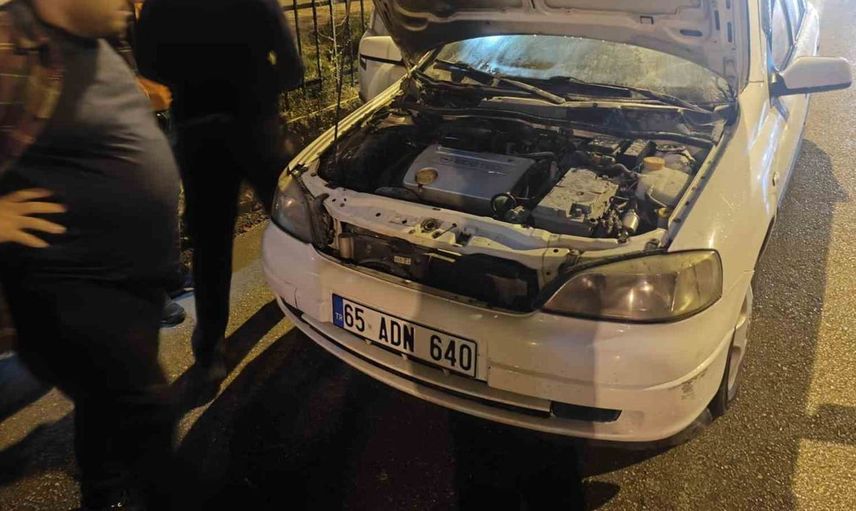 Erciş'te seyir halindeki otomobilde yangın paniği