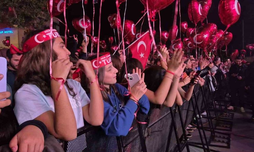 Bodrum'da 29 Ekim coşkusu: Fener alayı ve canlı müzik ile bayram kutlandı