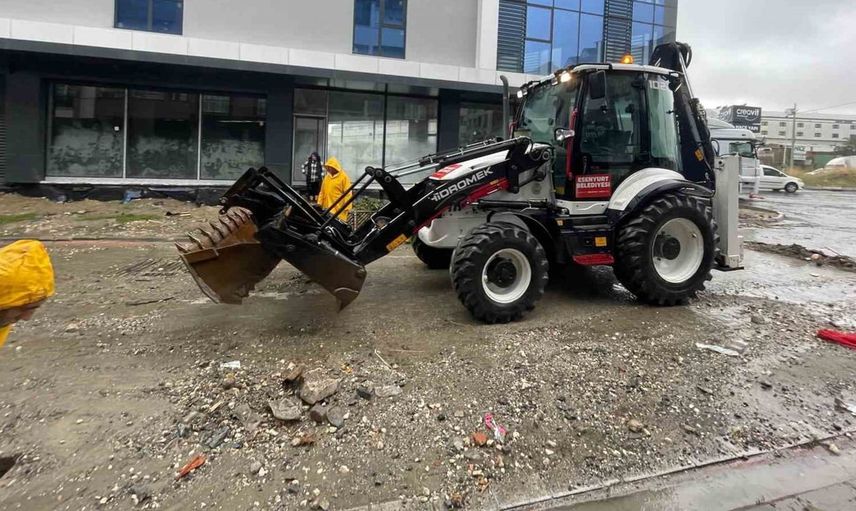 Esenyurt Belediyesi, sağanak yağışlar sonrası hızlı müdahalelerde bulunuyor