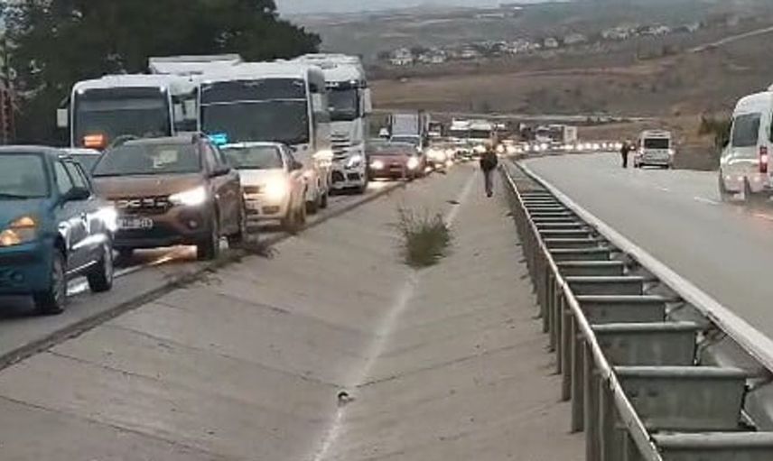 Çanakkale'de seyir halindeki otomobil alev aldı, itfaiye müdahale etti