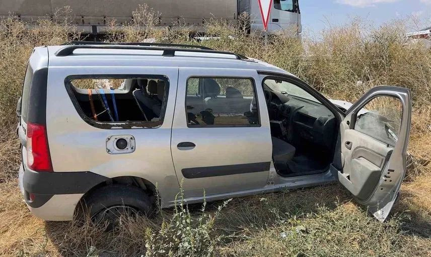 Bolvadin'de direksiyon hakimiyetinin kaybedilmesi sonucu şarampole uçan otomobilde iki yaralı
