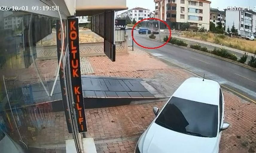 Elazığ'da otomobillerin çarpıştığı kaza anı güvenlik kamerasında görüntülendi
