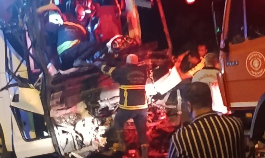 Gaziantep'te yolcu otobüsü tırla çarpıştı: iki kişi hayatını kaybetti, 22 yaralı