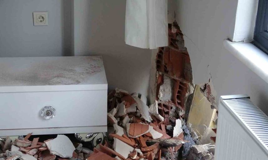 Pendik'te kamyon kazası: Fren arızası sonucu binaya çarptı