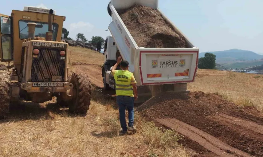 Tarsus'ta kırsal mahallelerde yol yenileme çalışmaları hız kazandı